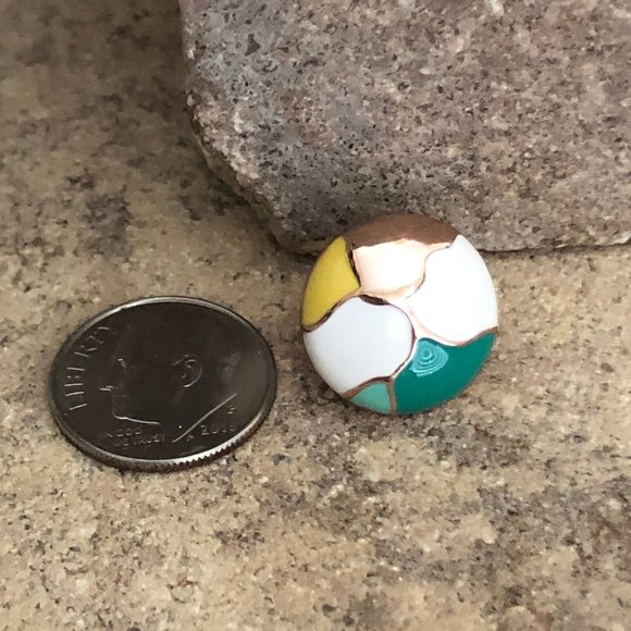 Round stud earrings. Revive modern-day glamour! - Picture 4 of 5